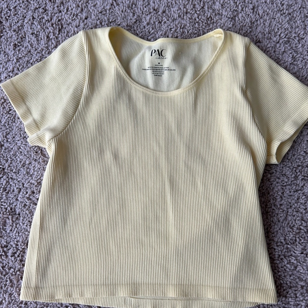 Yellow cropped ribbed shirt
